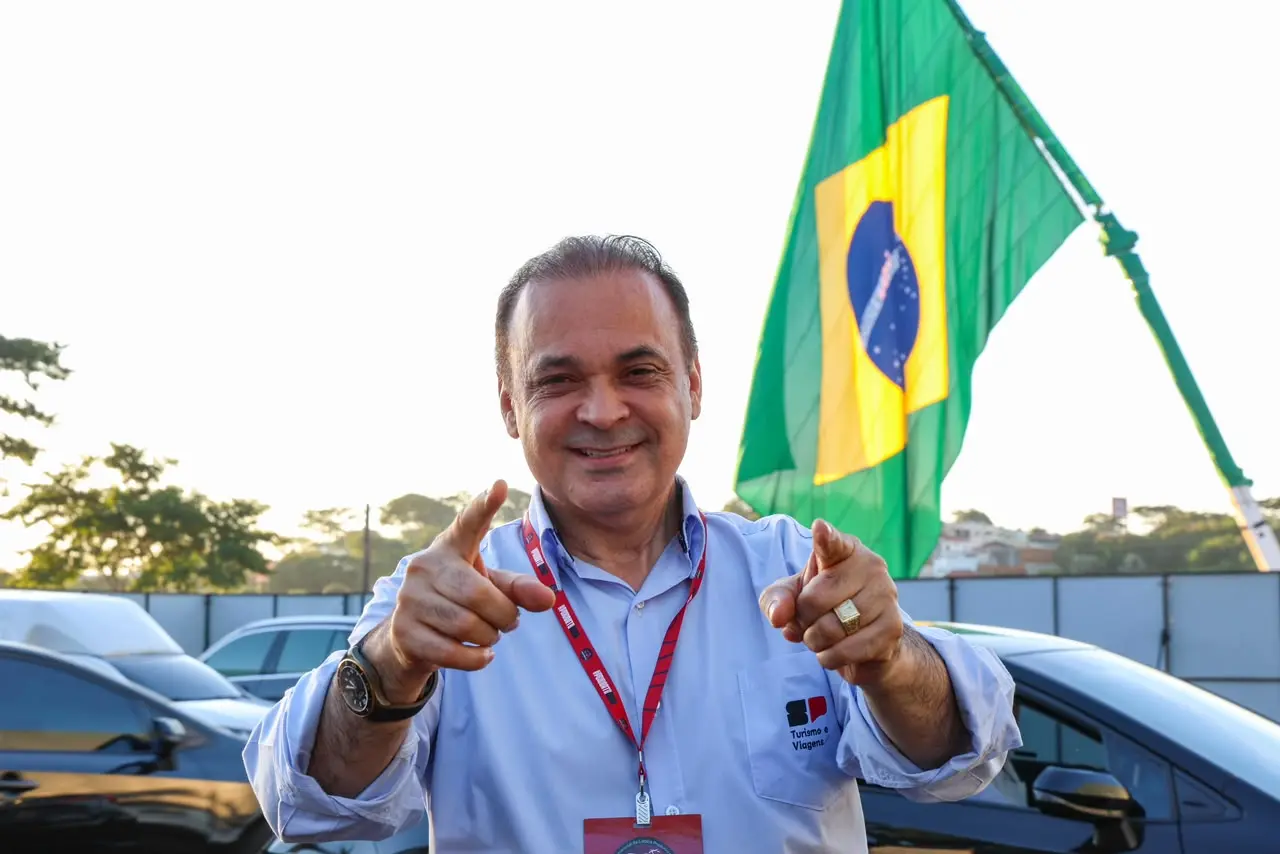 Roberto de Lucena diante da bandeira do Brasil